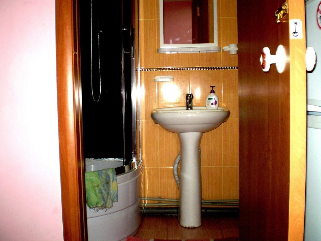 2 КОМНАТЫ 4 дивана ЧКАЛОВА-САДОВАЯ Сити центр 2 этаж WI-FI 2 этажный отдельный дом Николаев Номер фото