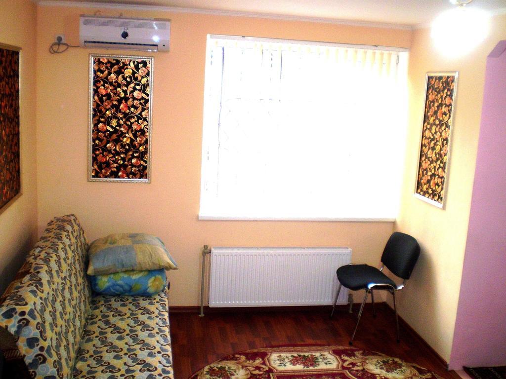 2 КОМНАТЫ 4 дивана ЧКАЛОВА-САДОВАЯ Сити центр 2 этаж WI-FI 2 этажный отдельный дом Николаев Номер фото